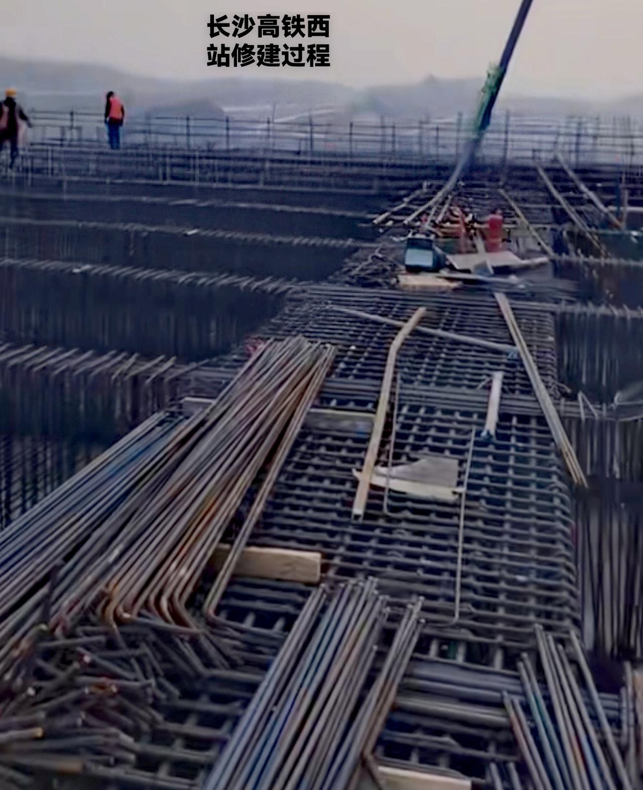 下面两张图，就是长沙高铁站修建的现场，成堆结队的钢筋出现在建筑的工地上，相信这样