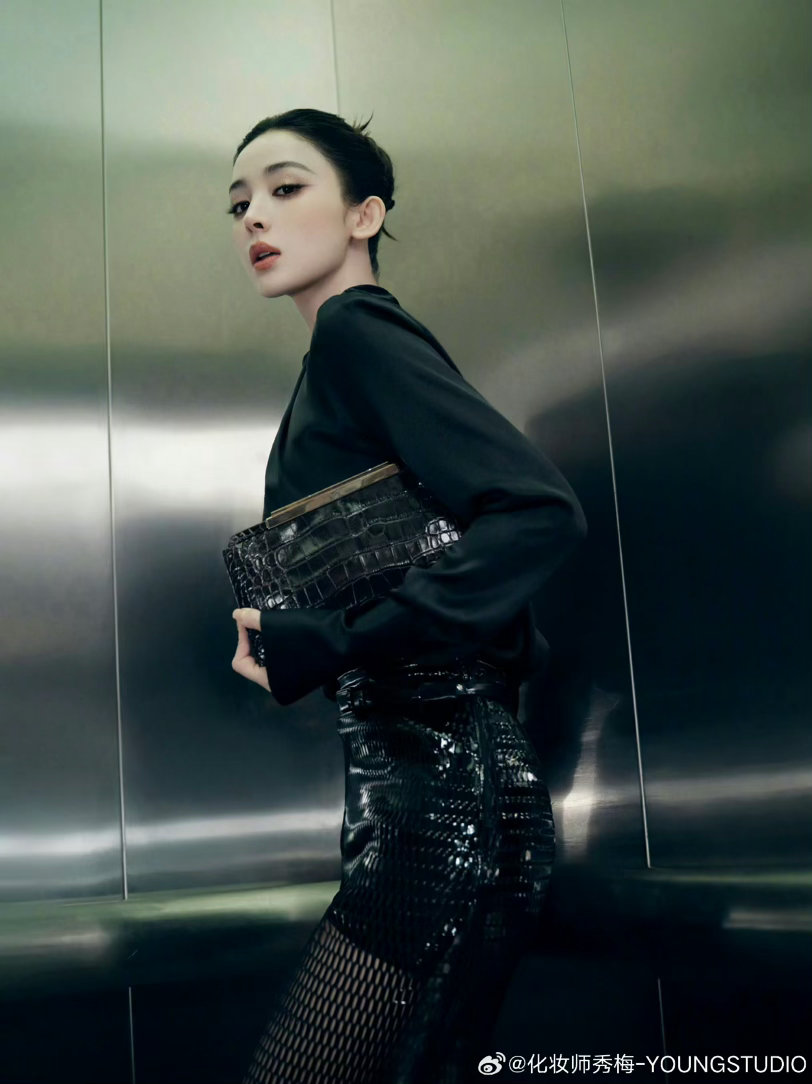 秀梅给娜扎做的黑天鹅大光明发型娜扎化妆师秀梅秀梅给娜扎做的黑天鹅大光明发型，真