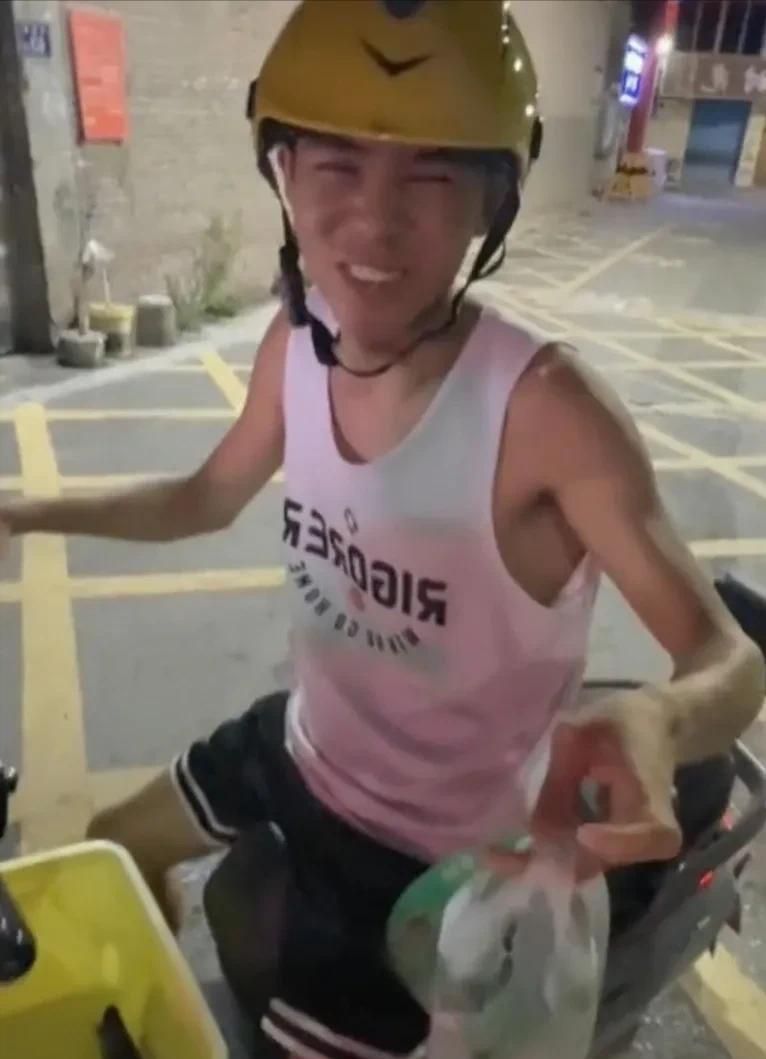 一位高中女老师点外卖，等送来时感觉骑手的身影很熟悉，走近仔细一看，原来是自己毕业