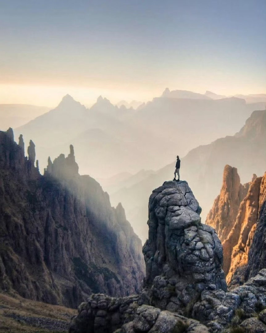 好像是经历越复杂、越丰富的人，越是可以变成简单纯粹的人。人至纯粹，似乎才可以理解