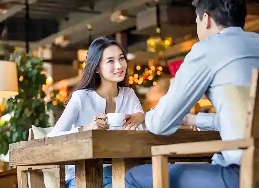 闲聊是超低"成本"却高效提升家庭幸福感的小妙招从心理学来说，闲聊其实是婚姻里