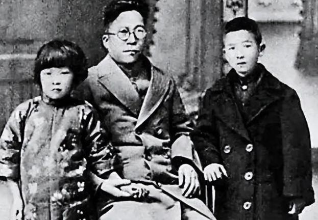 1956年，台北一家医院里，曾经让人闻风丧胆的"军统巨枭"毛人凤收到了一篮水果。