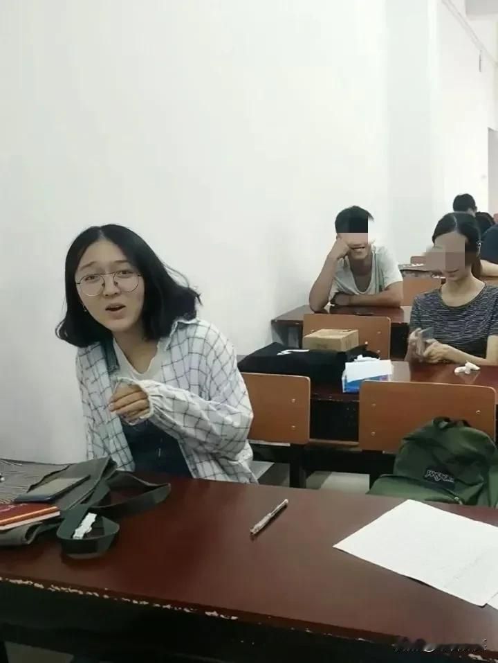 一位心理老师说得对，杨同学就是太压抑了，看到男生“挠痒”，误以为别人就是爱她！喜