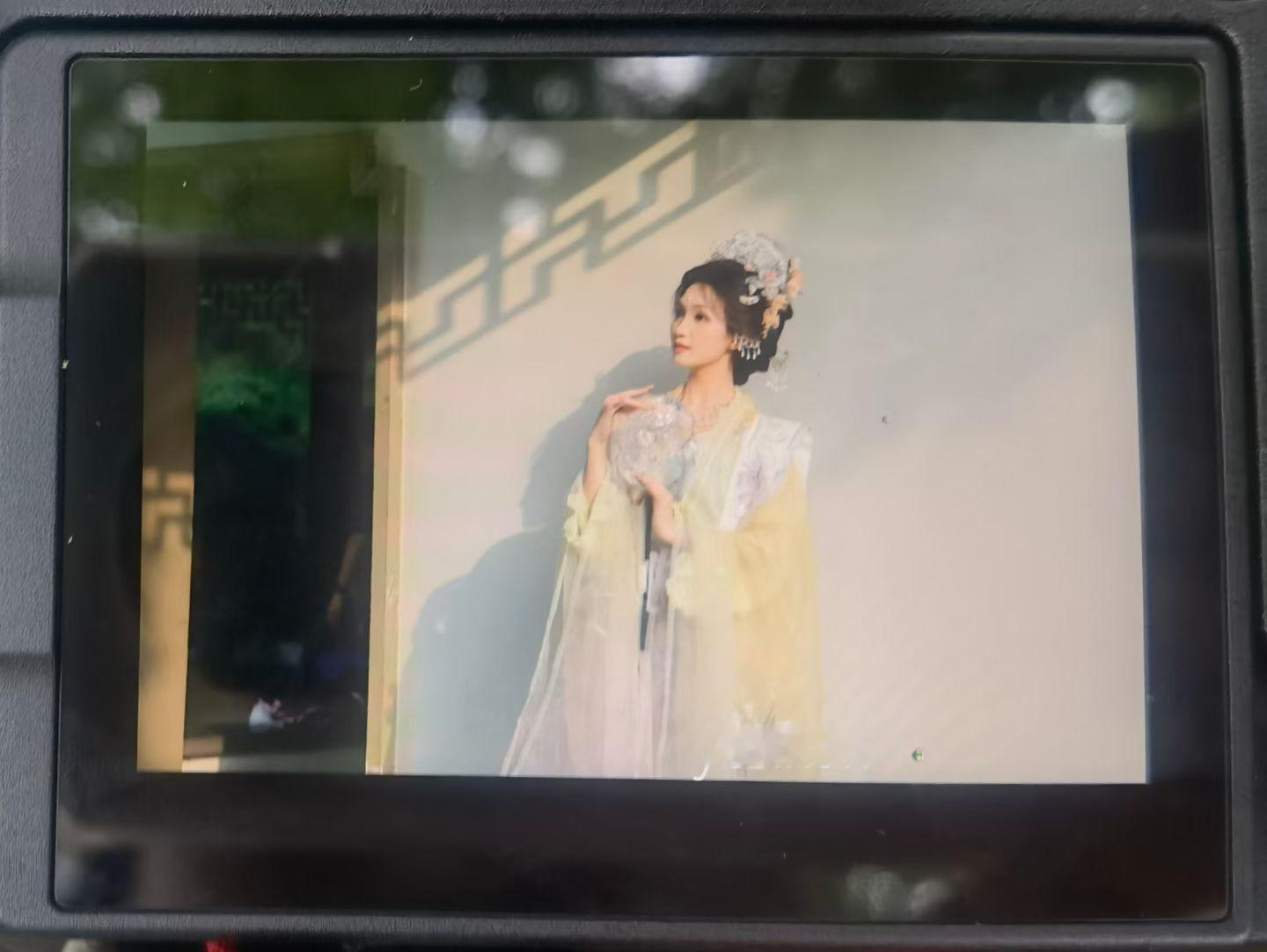 真的好喜欢好喜欢拍照啊拍摄的时候只觉得顶顶快乐顶顶幸福女孩子们真的很美好~连环彩