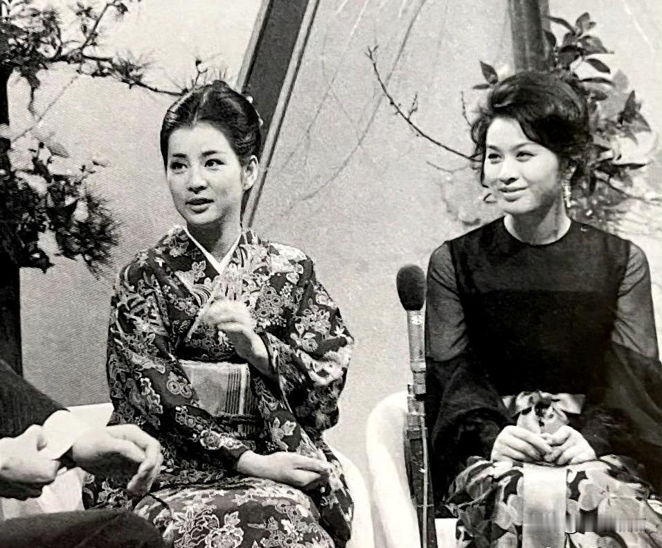 两位天生丽质的日本老牌影星，还是同龄人：吉永小百合（左）生于1945年3月13