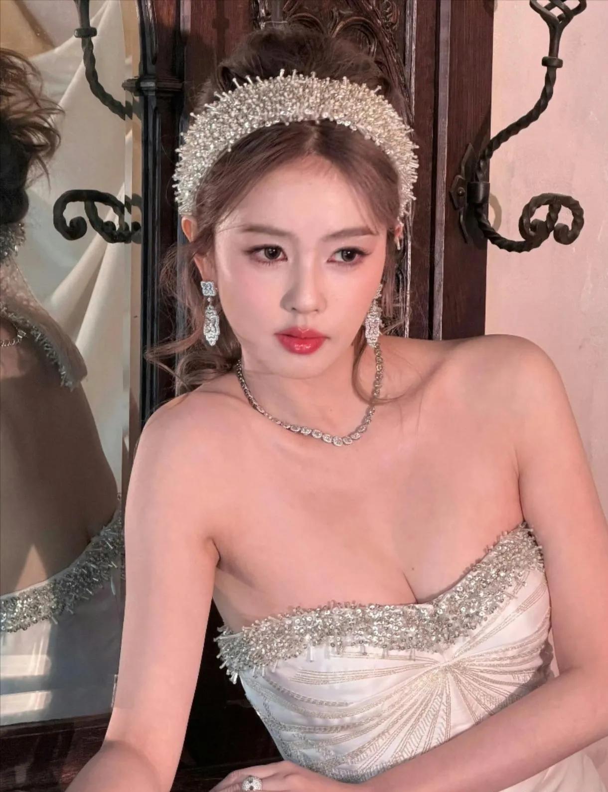 白鹿红毯造型封神！低胸白裙美成神女，这事业线谁看了不迷糊白鹿这身红毯造型绝