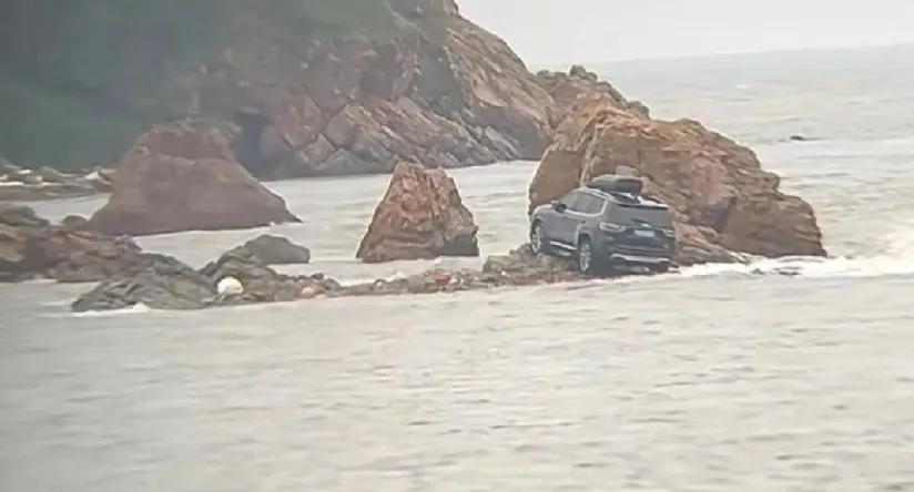 国庆黄金周，青岛旅游热闹非凡，却也状况频出。10月8日，抖音网友发布视频，一辆吉