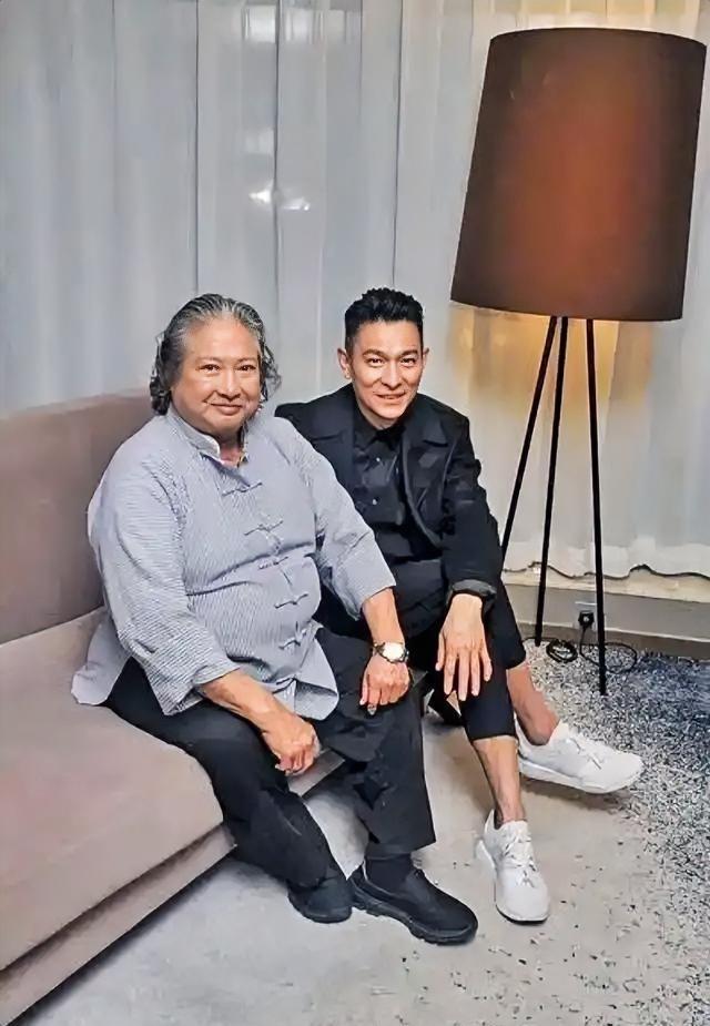 洪金宝一声长叹：“我捧红的人，现在一个都请不动。”这句话背后，藏着大半个香港娱