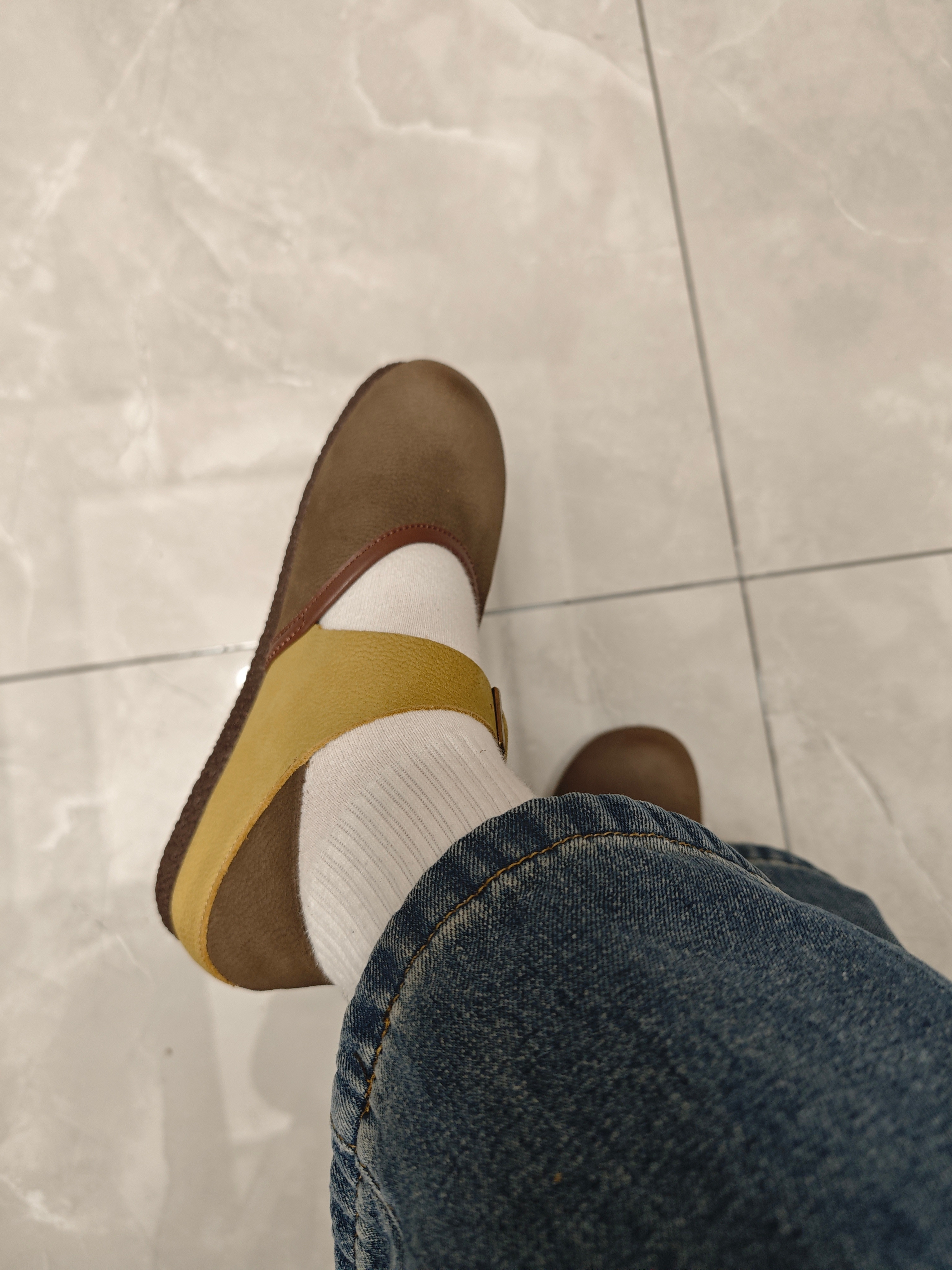 我刚拆了鞋盒，试穿了一下新鞋老公在厨房洗碗我问他鞋子好看吗他头也不回斩钉截铁的说