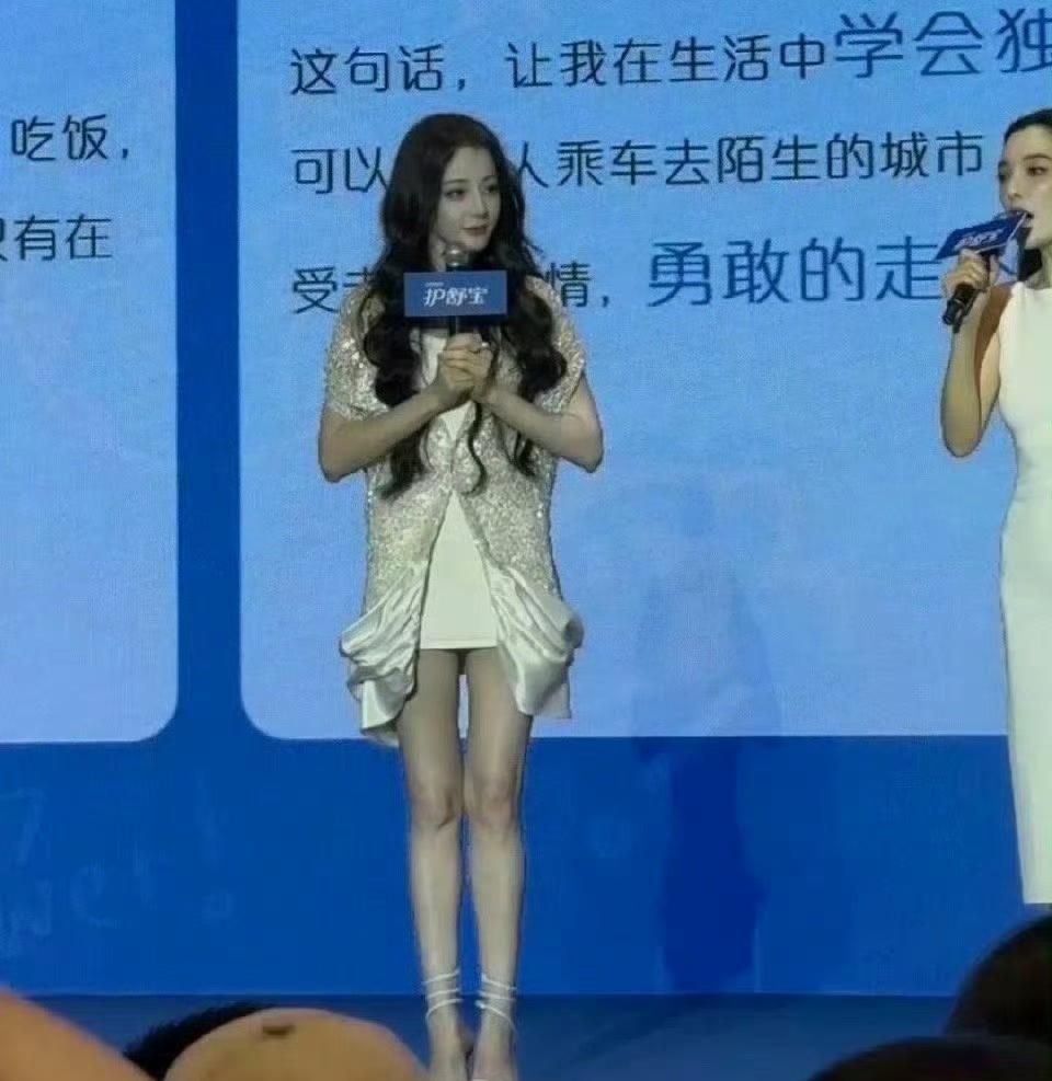 看看热巴这手指，修长又灵动，再看看这腿，又长又匀称。老天爷到底把她哪儿的“小毛病