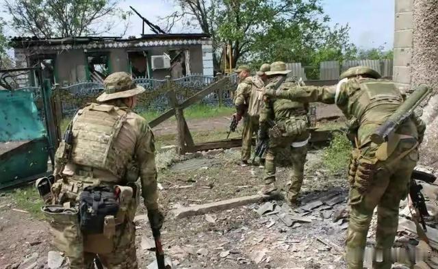 乌军变阵，任俄军进城，大雾掩护下放空城，夜间突袭让俄军措手不及来源:素心若雪