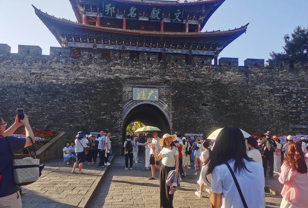 大理古城的繁荣无法复制，令人惊憾，但仍有一点需改善昨天打卡大理古城，被惊憾到了