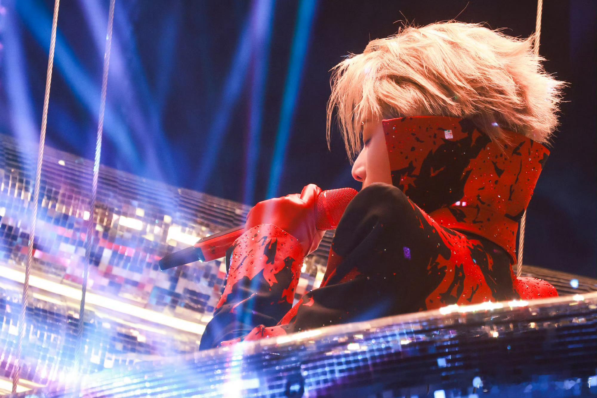 华晨宇顶流梯队常青树山顶望去全是密密麻麻的人，这人气和号召力真不是盖的！华晨宇山