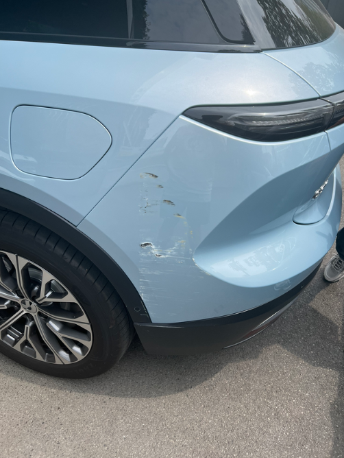 自动泊车标准车位直接撞柱子开了10多年车倒车没出过事情，这第三次使用自动泊车功