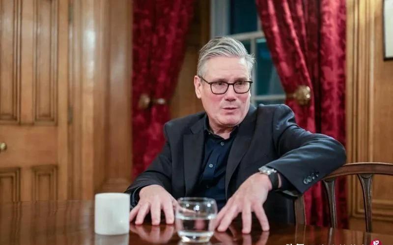 斯塔默刚到北京，英媒吹“黄金时代2.0”，中方一句免签都没提。今天早上刷到新闻