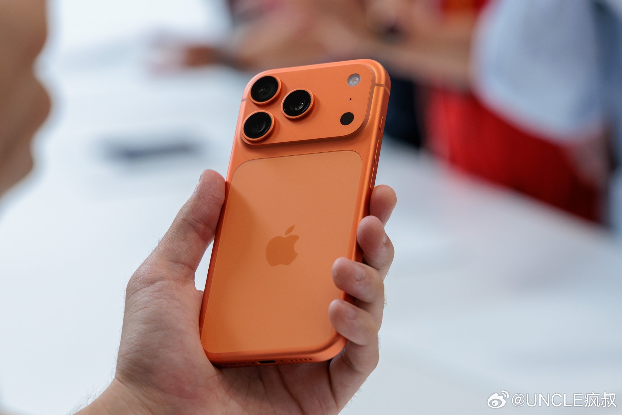 来，你们已经看了那么多iPhone17真机上手照片和视频了，告诉我，丑吗？[哈