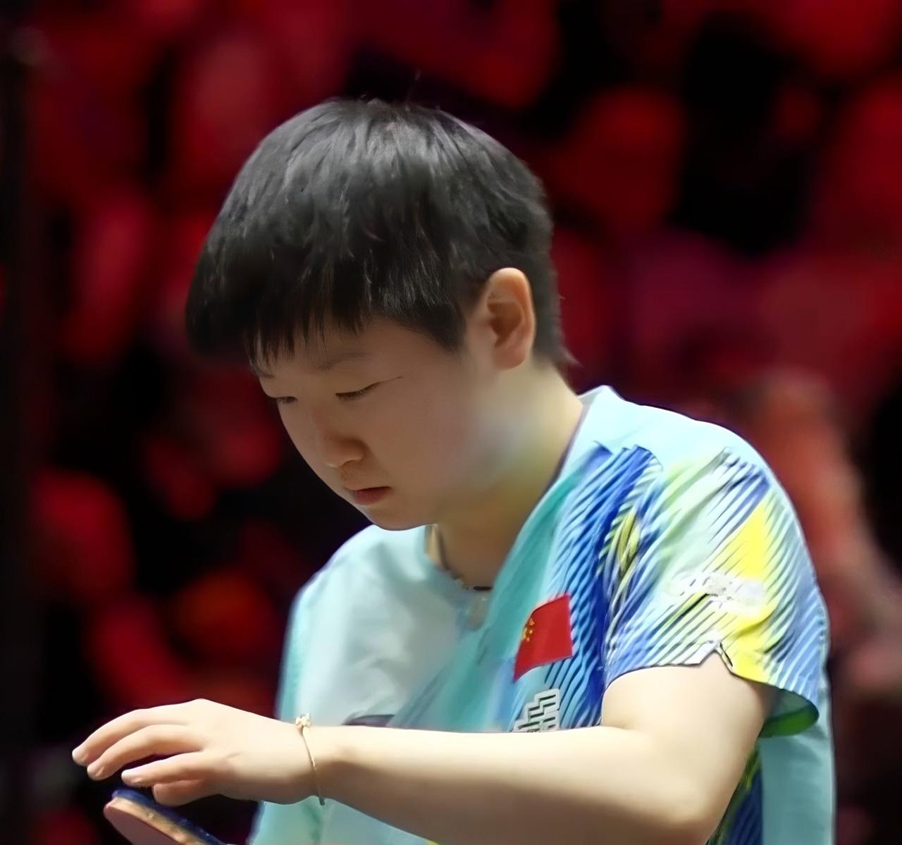 孙颖莎什么都没有做，只是站在球桌旁，等待对方发球，却被主裁判罚了一张黄牌，