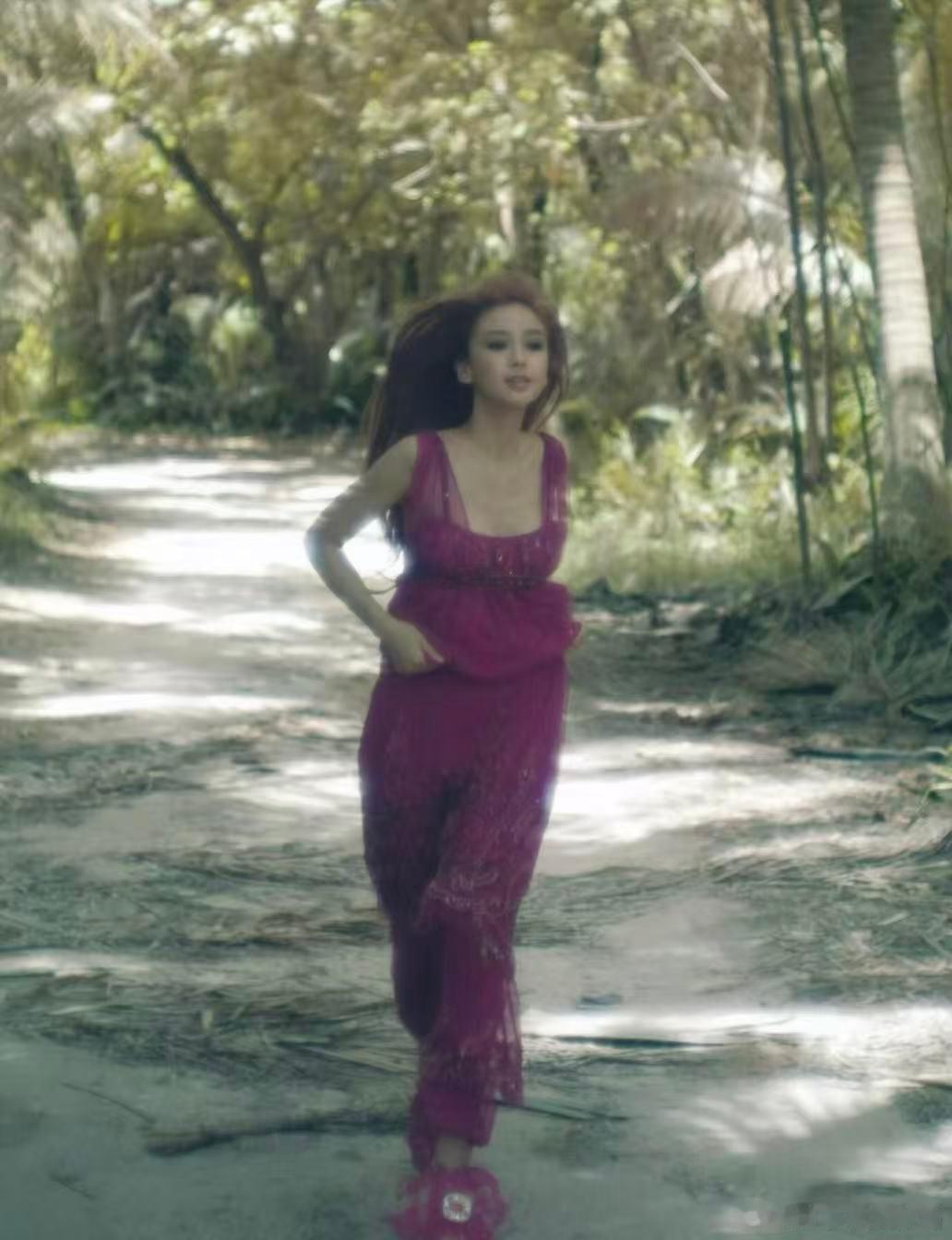 谁懂这组照片像是森林里的小精灵Angelababy马甲线