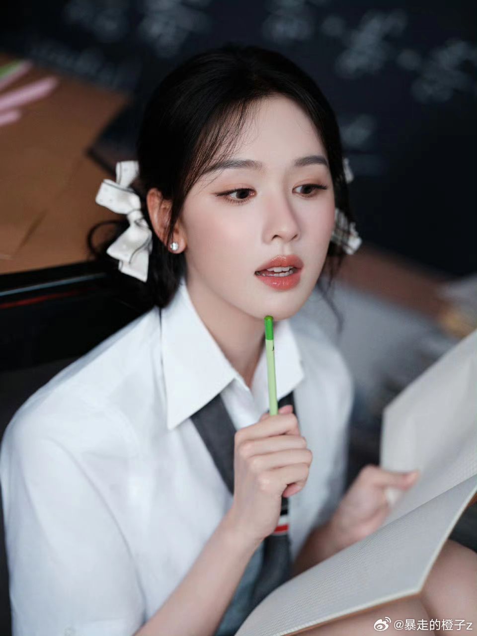 陈都灵双丸子头学院风搭配蝴蝶结俏皮灵动，有没有梦回那一年的小耳朵？​​​