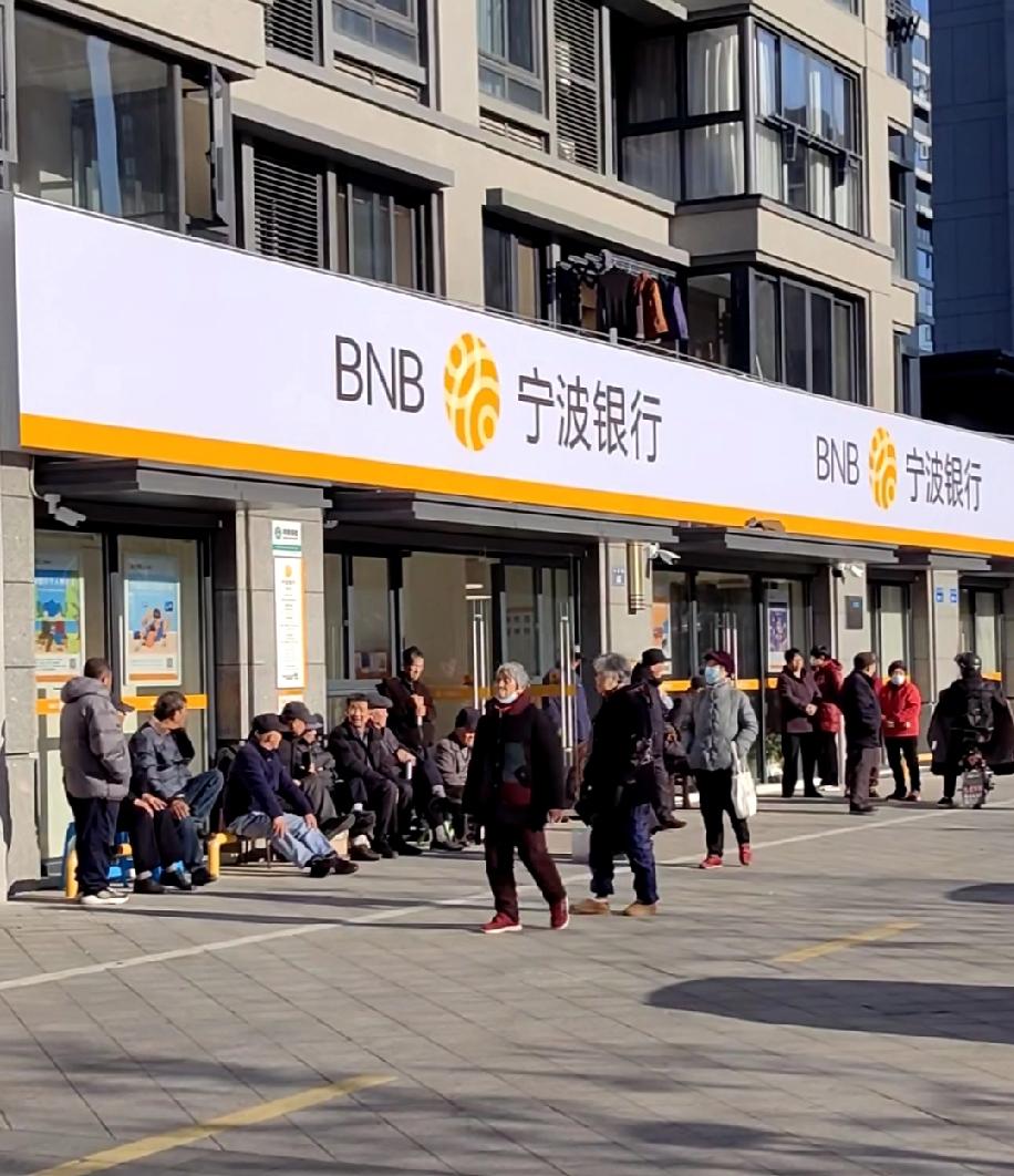 宁波某回迁小区门口，据说每到风和日熙、阳光明媚的大早上，小区里面的老人们都会三三