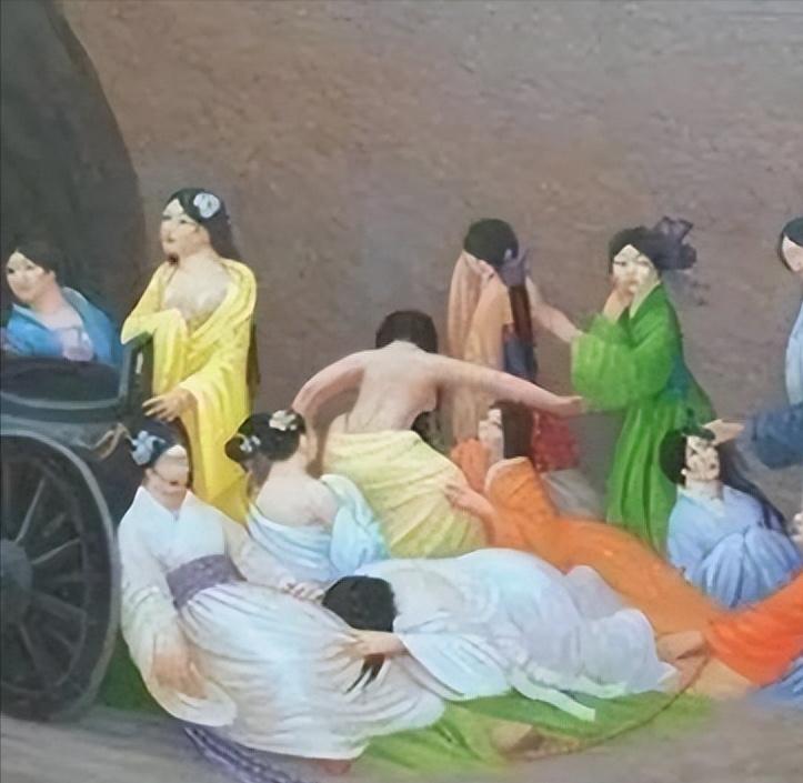 许多人以为殉葬就是活人被强行推进地宫，在封闭后哭喊绝望，事实上，为了生存，他们可