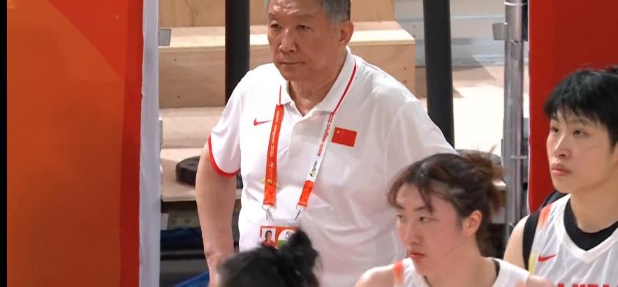 现在最尴尬的要数宫鲁鸣指导了！宫鲁鸣在女篮小组打的特别好男篮大败日本队时，在发
