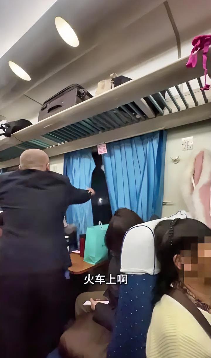 火车上这个事谁知道？每到晚上9:30分，列车员都会把车厢里的窗帘逐个拉上，这是