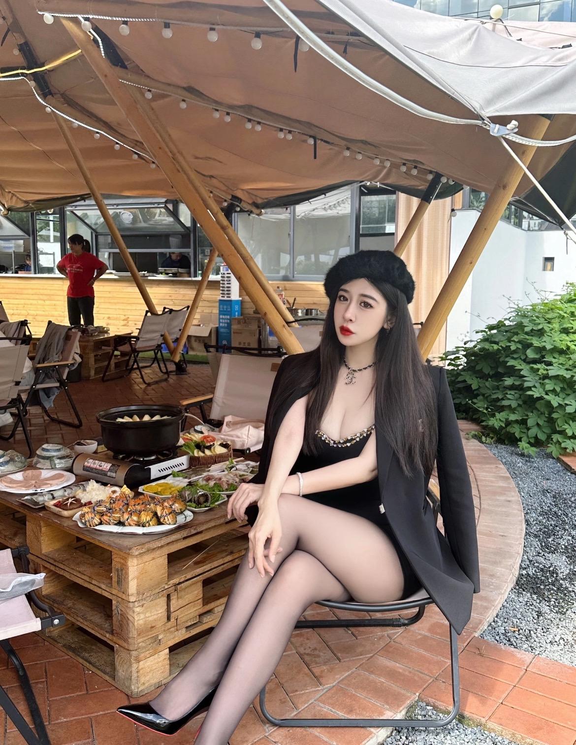 红底高跟鞋绝绝子👠。