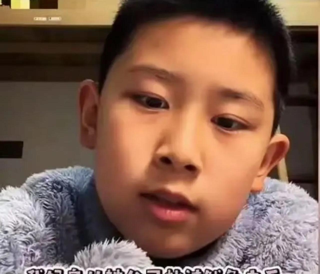 令人心酸！一个9岁男孩发视频说：“我妈妈被炒鱿鱼之后，再也找不到工作！别人都嫌弃