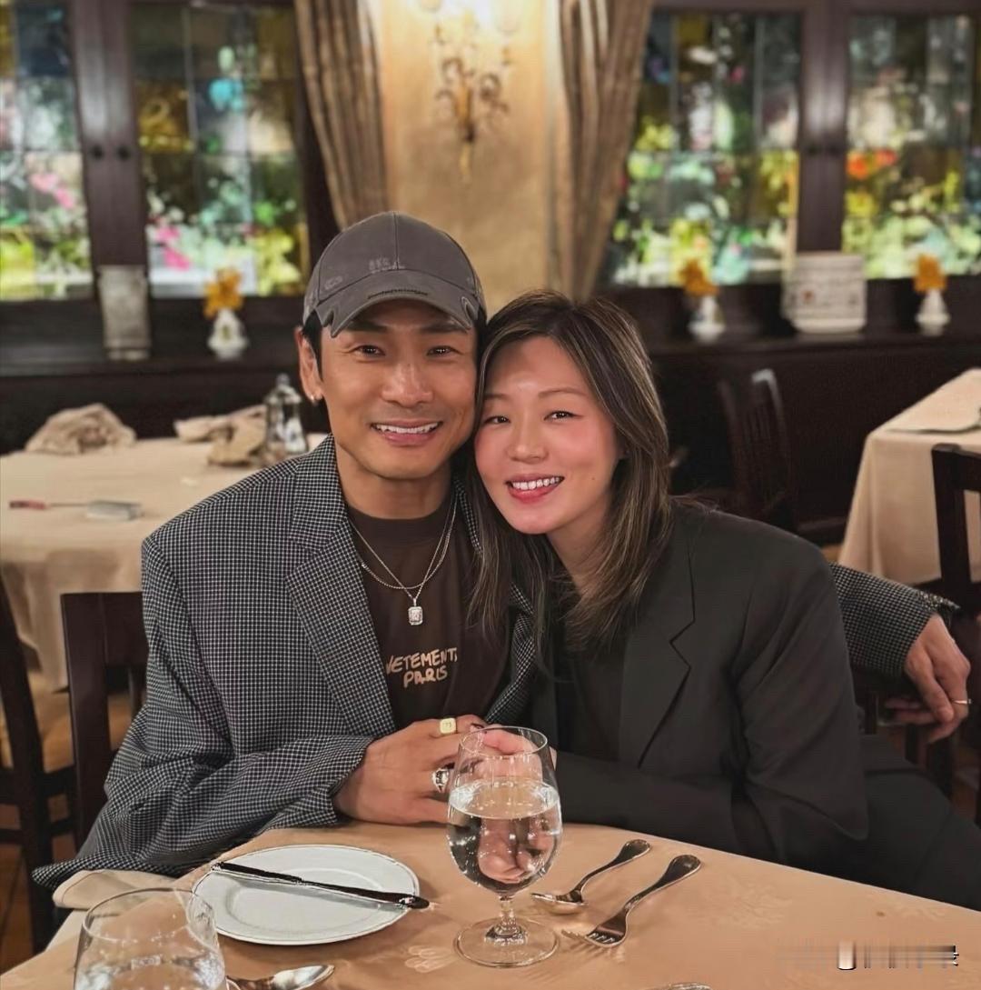 63岁杜德伟和老婆一起到酒店吃烛光晚餐，庆祝结婚纪念日。两个人又搂又抱，看起来好