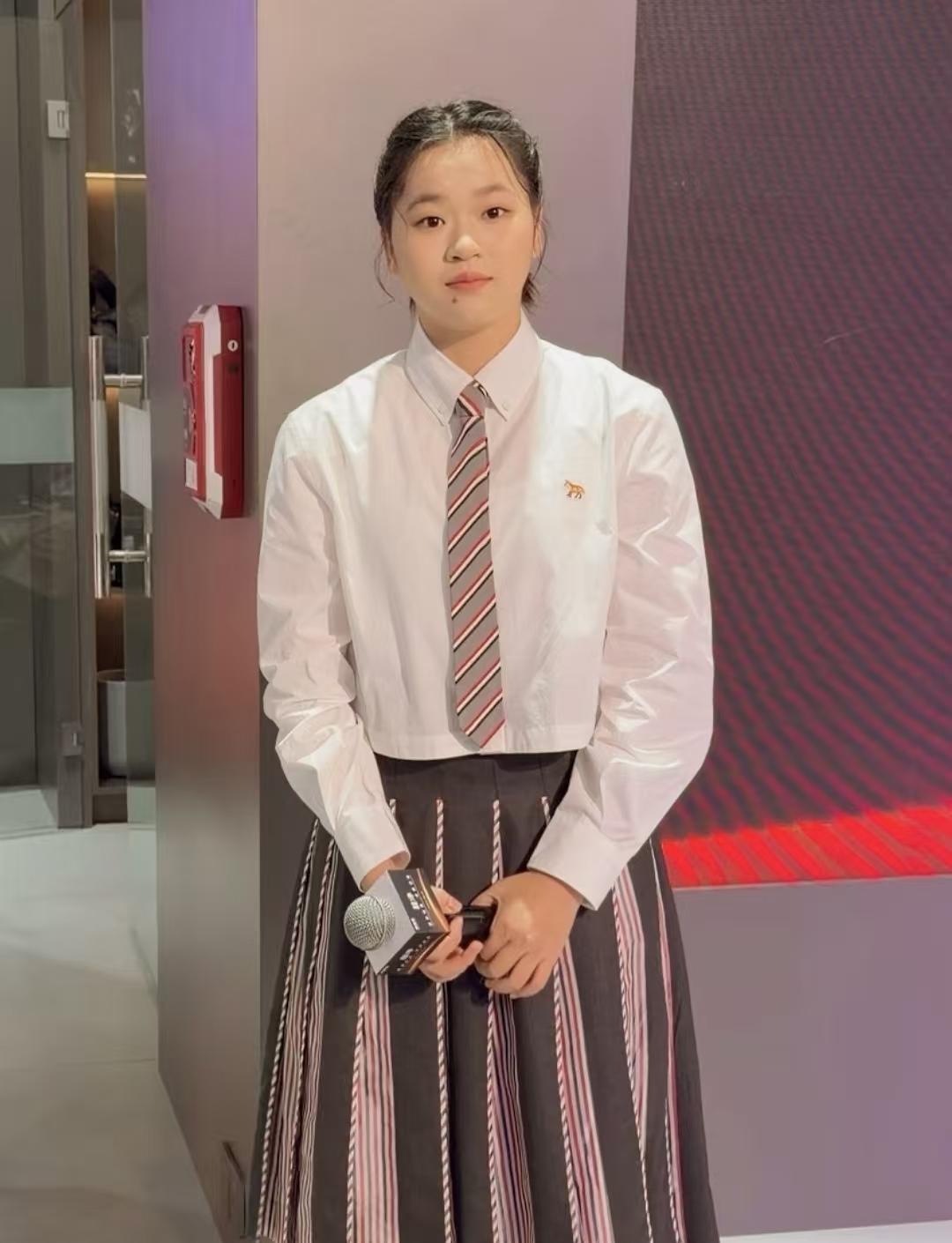 我闺蜜在上海活动现场亲眼见到全红婵，她说了个大实话，全红婵跟电视上差别太大了，