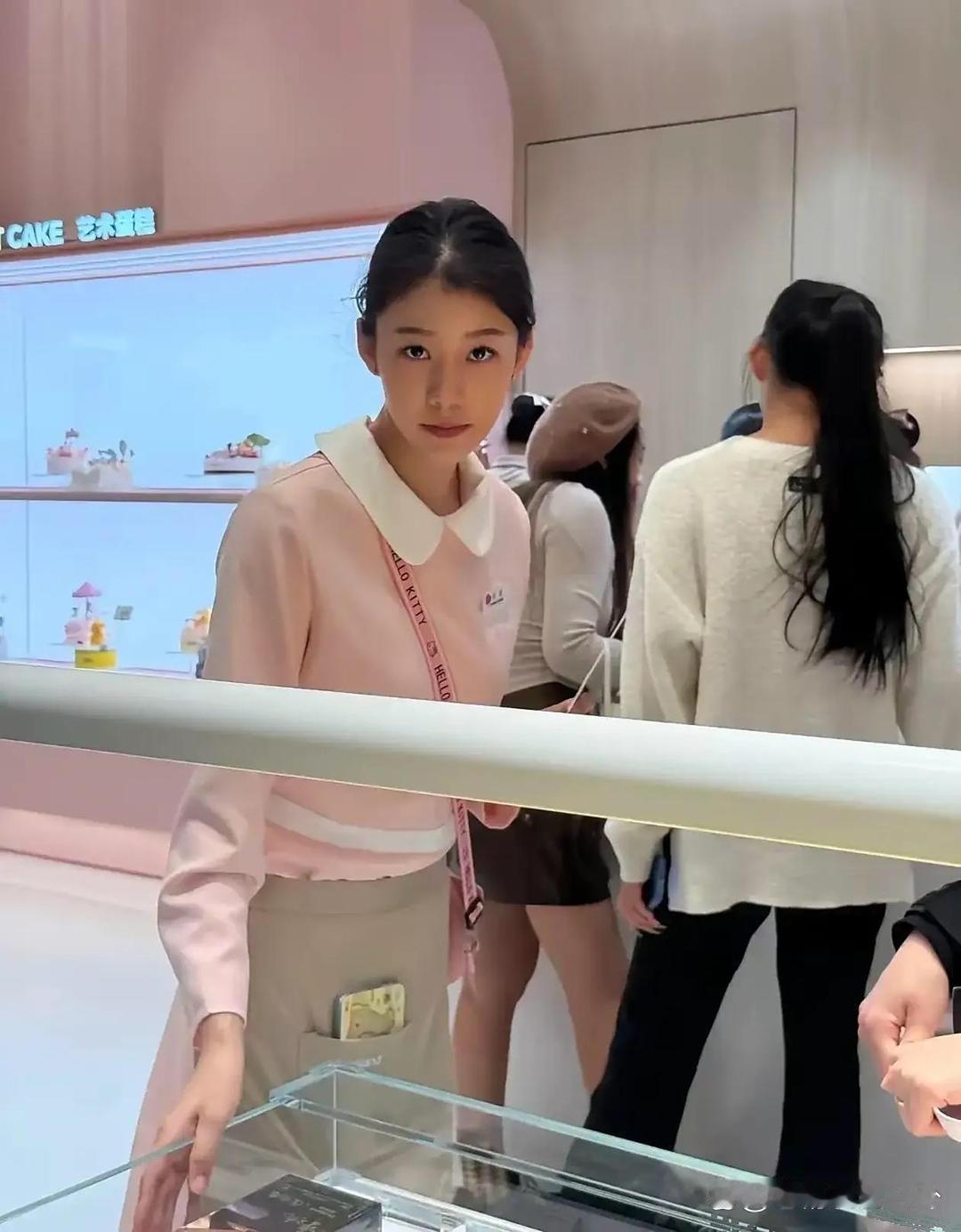 好利来那服务员，没传说中那么靓，都是落选空姐，身高也差点。虽说比不上空姐，可跟其