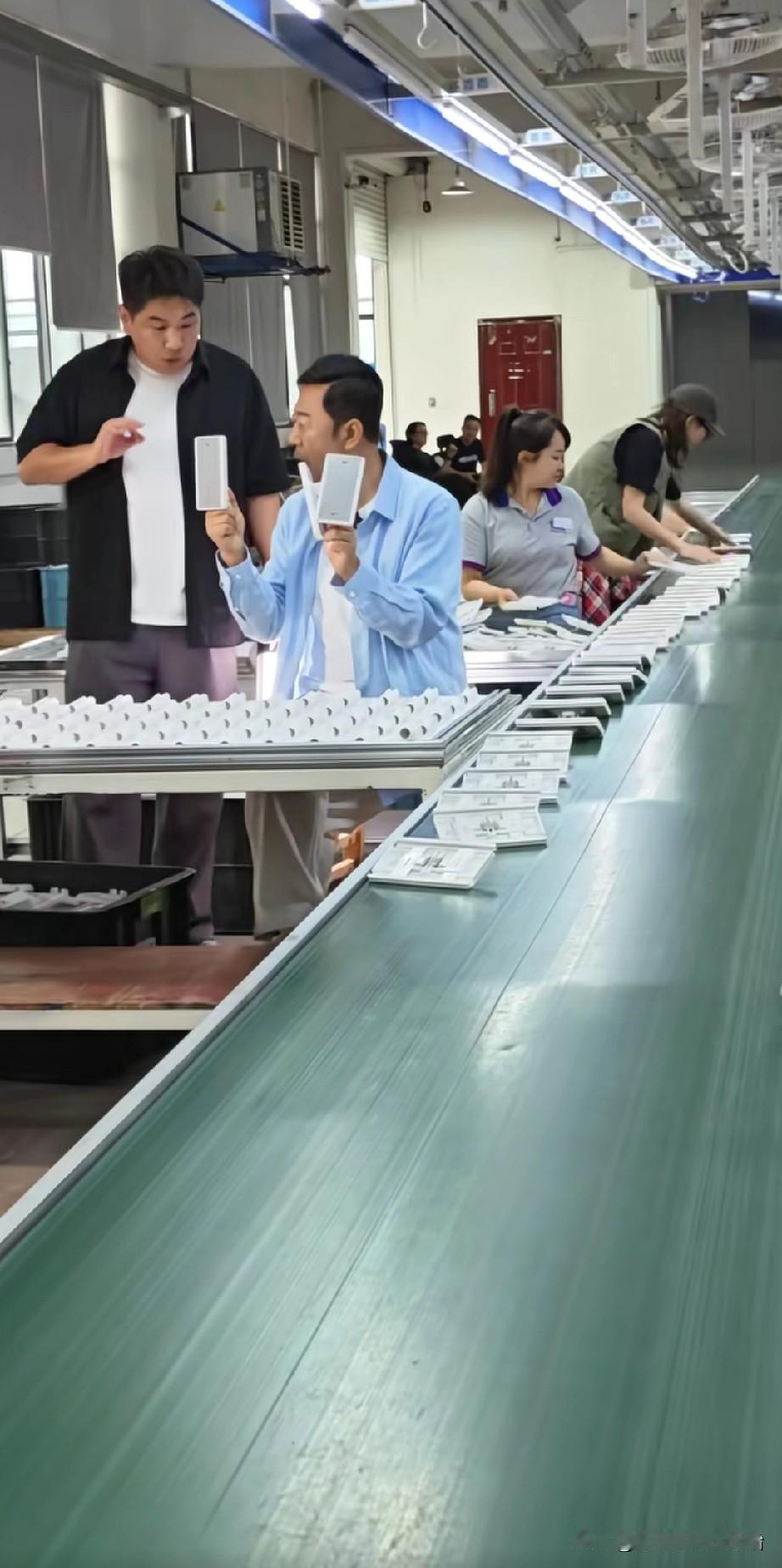 演员郭涛真的是位敬业的艺术家。近日，郭涛为了拍好工厂题材的戏，亲自联系工厂并