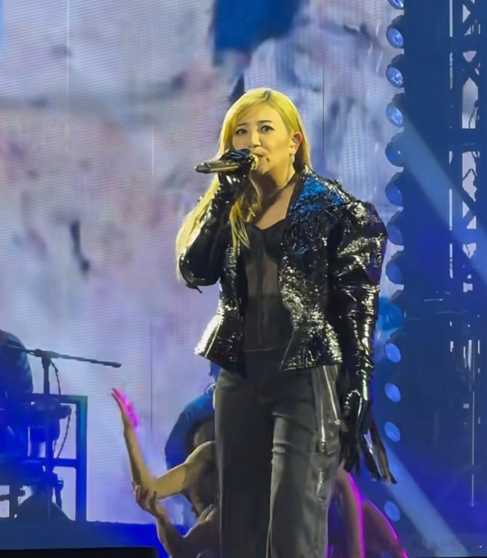 孙燕姿胖了梁静茹孙燕姿，傻傻分不清。怎么胖成这样了。