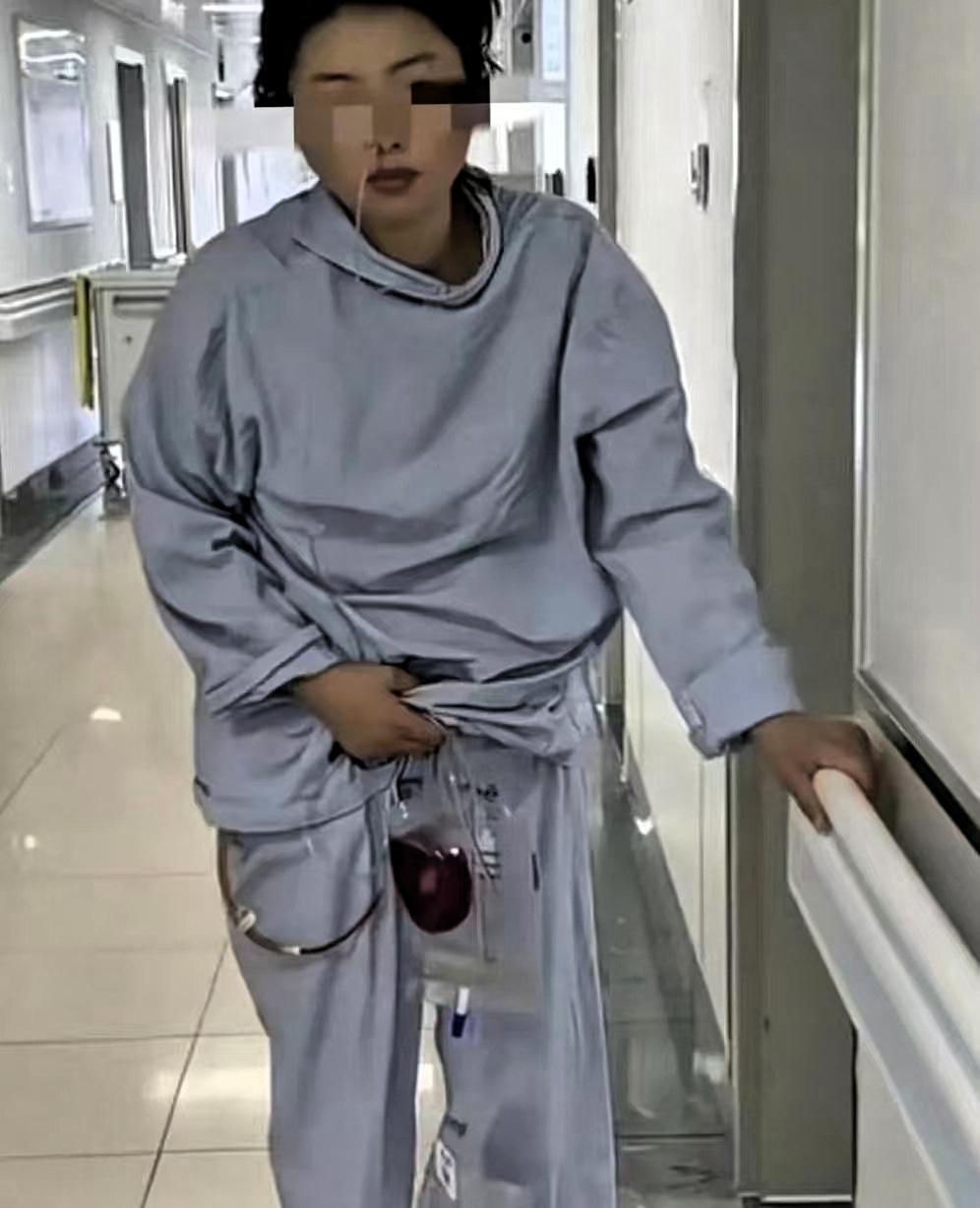 女子离婚一年后确诊尿毒症，在医院住了一个月，身边却连个照料的人都没有。娘家人