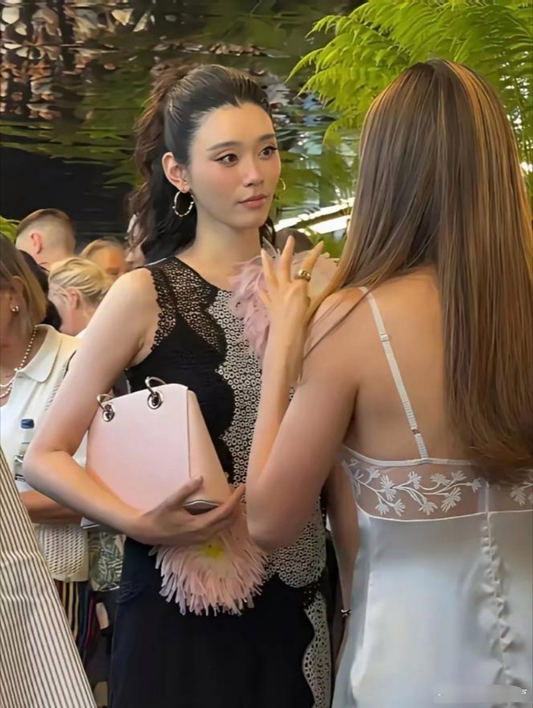 豪门饭碗，真不是那么好端的。镜头扫过来前一秒，奚梦瑶下一秒她手里的迪奥包就像被植