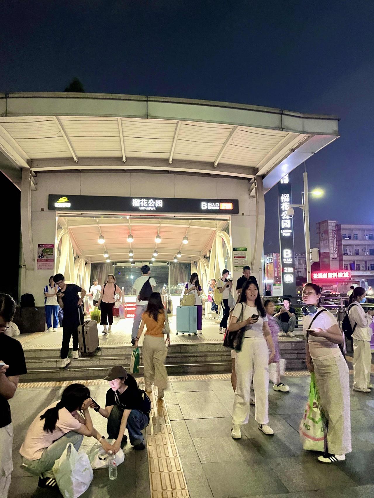 在70后的眼里，中秋早已不只是吃一块月饼那么简单。年轻时拼命往外闯，一心想
