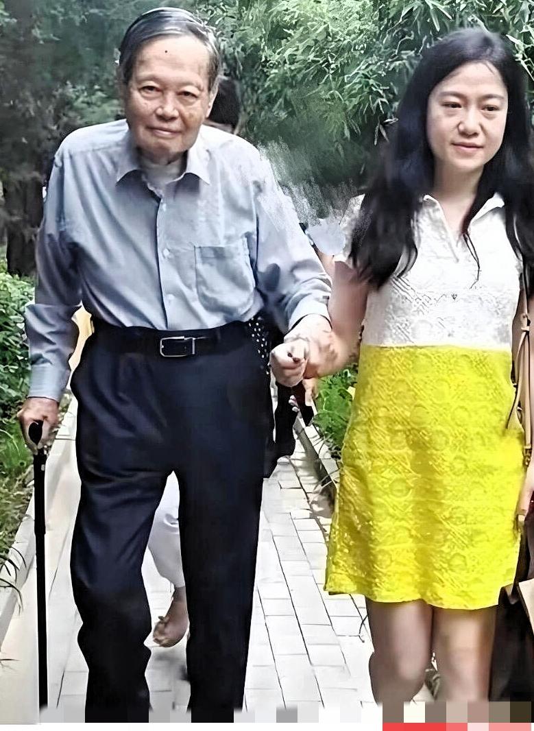 果然女人最懂女人，我问女朋友，杨老走了会有人继续追求翁帆吗？她说不知道，但她不可