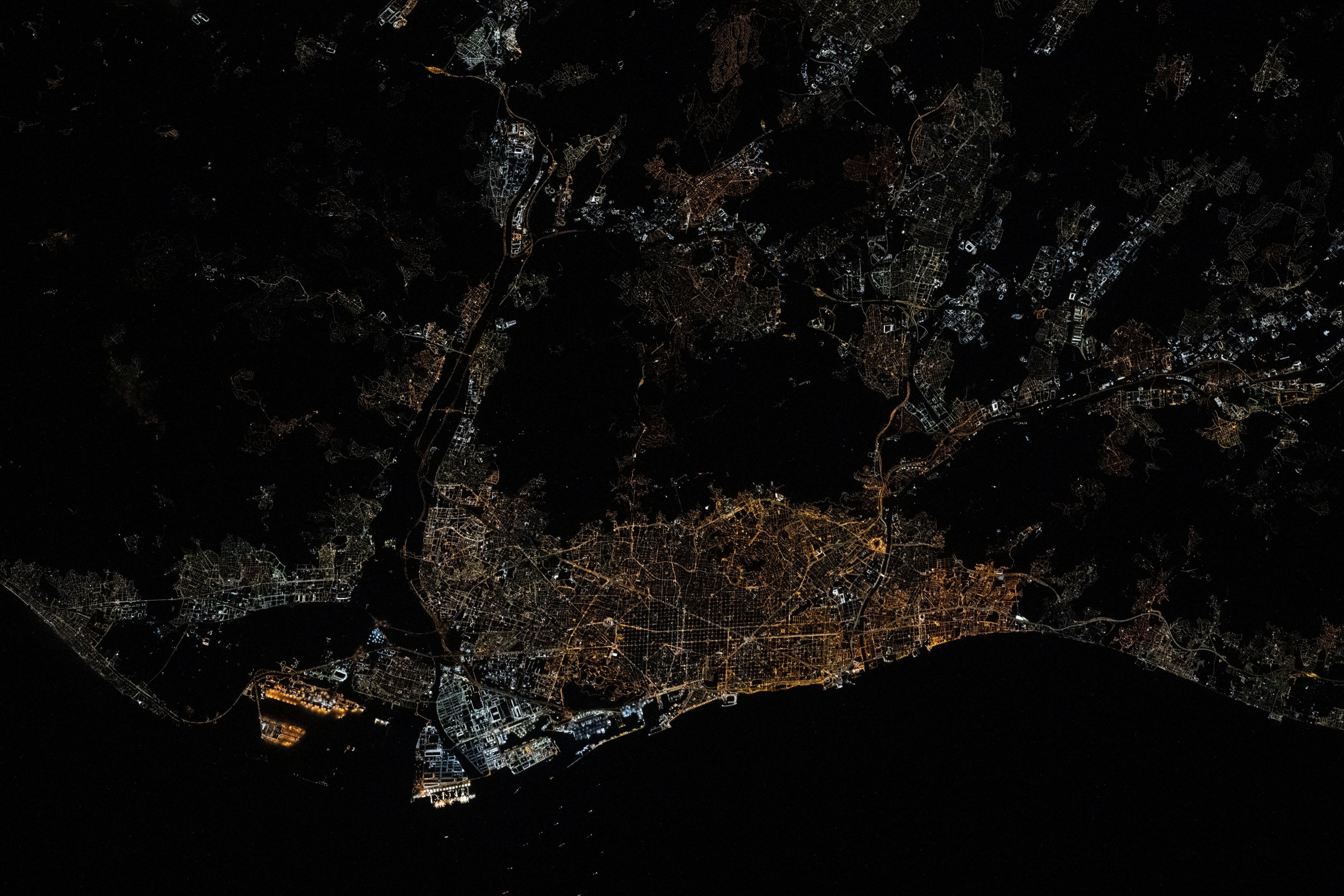 西班牙冠军国际空间站宇航员拍摄的巴塞罗那夜景，祝贺西班牙夺得世界冠军！