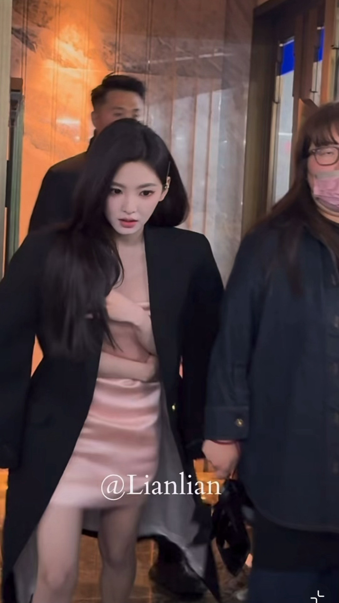 诡秘有一阵香气从前面飘过去了好美的黑长直若楠啊章若楠纪梵希上班章若楠纪梵希活动黑