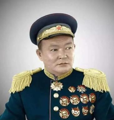 看清这个胸前挂满勋章的人，他是中华民族的罪人。就是他跟外人勾结，把外蒙古硬生生推