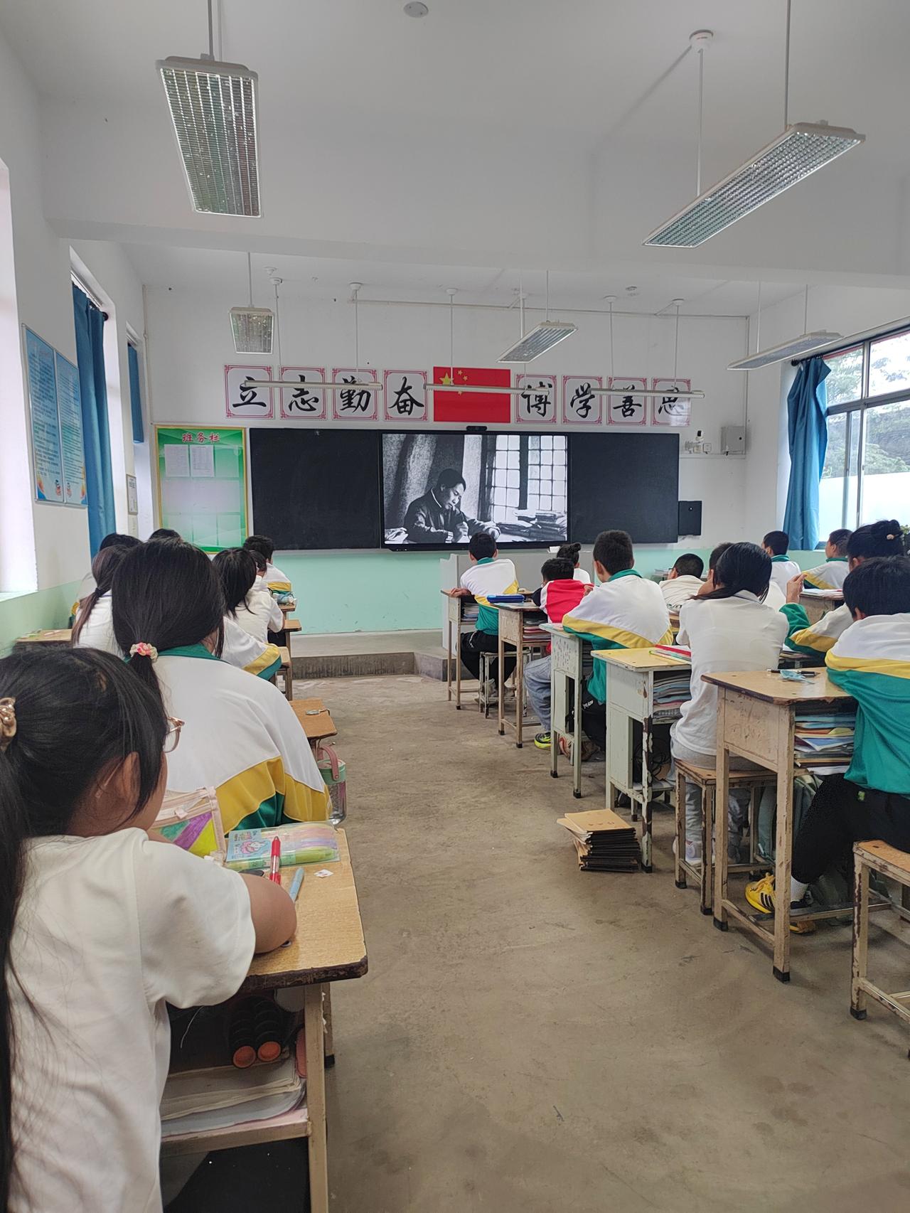 因为家长举报，成都某中学的分层教学被停了。学校把学生前100名在晚自习时进行集