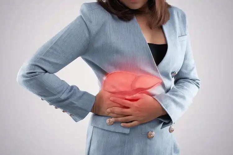 肝脏从来不会喊疼，等你有感觉时往往晚了！但它变硬前，头部会先亮红灯。很多人把这些