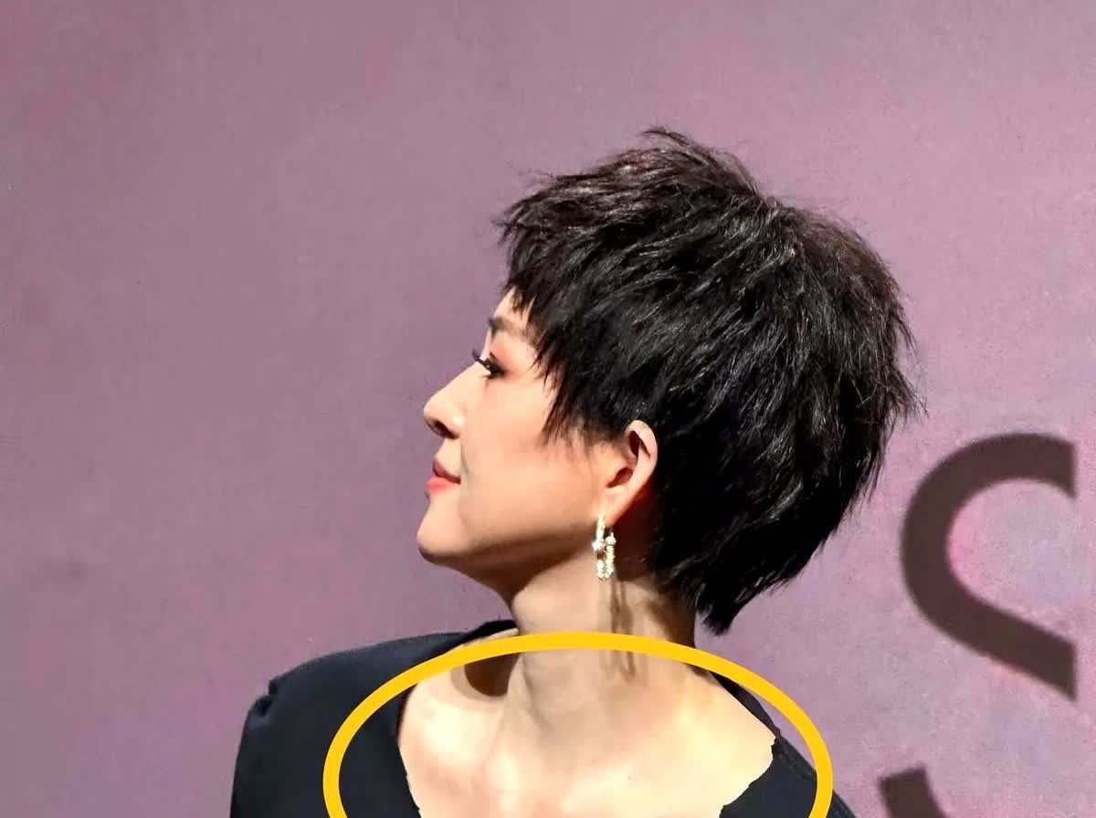 章子怡好有心机啊，《酱园弄》同剧组一起参加活动，大家穿一样的T恤，就只有她自己的