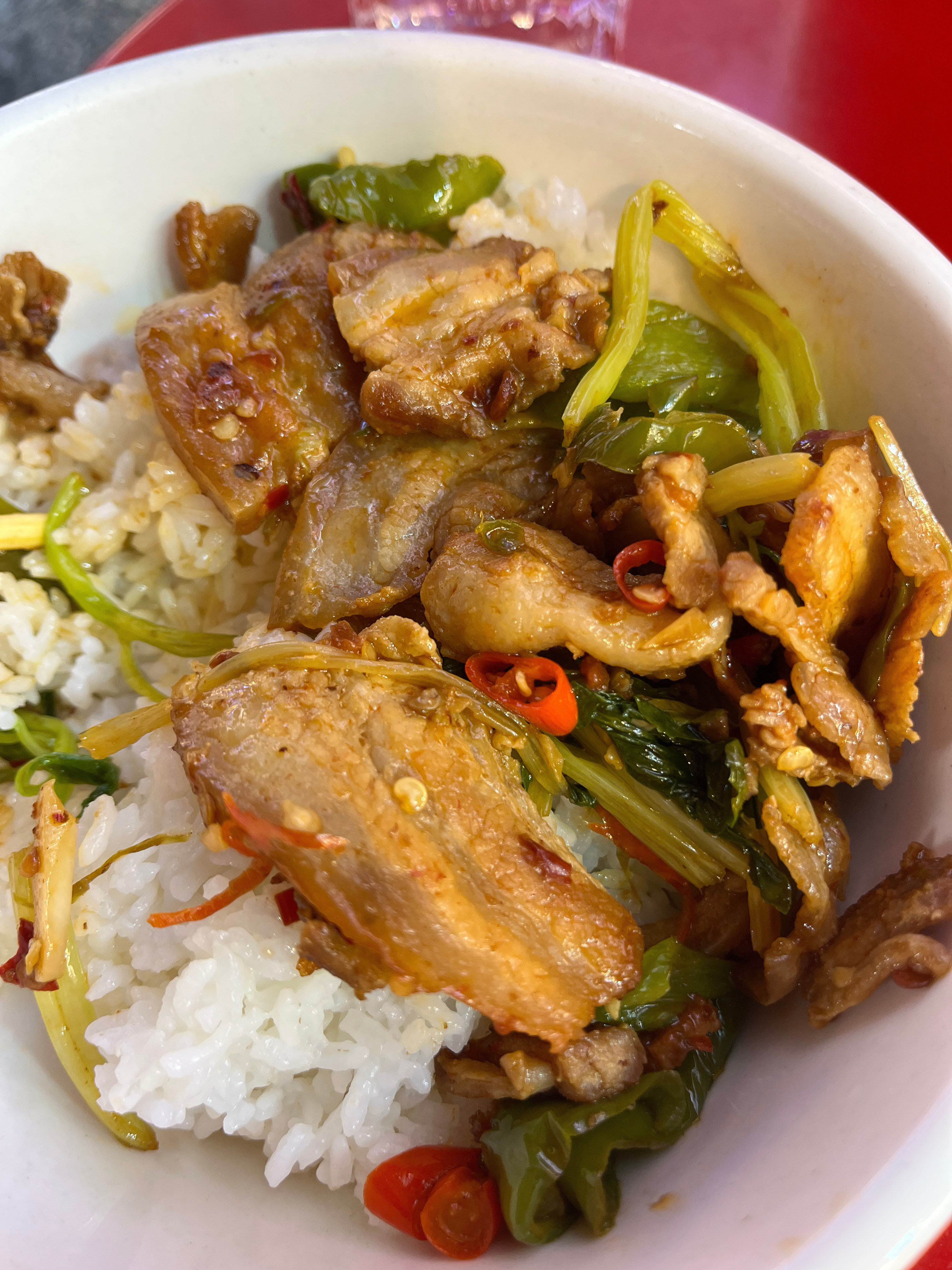 队友给我煮了牛肉粉，婆婆吃的饭，婆婆不吃牛肉，说有味道。这个肉很嫩，沾了沙茶酱，