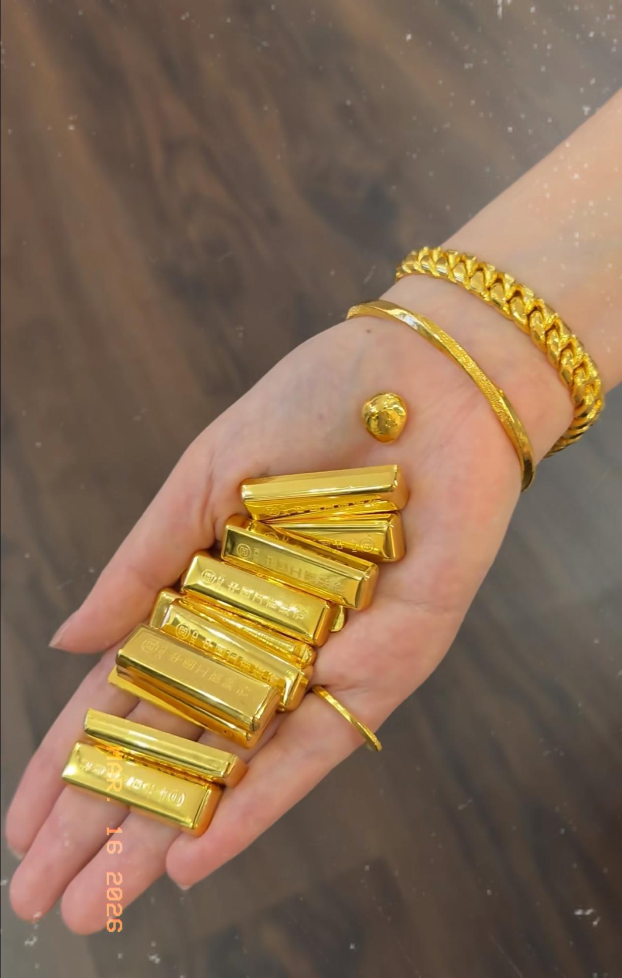 我敢说，现在手上有黄金的人，今晚大概率睡不着了。金价不光突然大跌，还一路连跌，