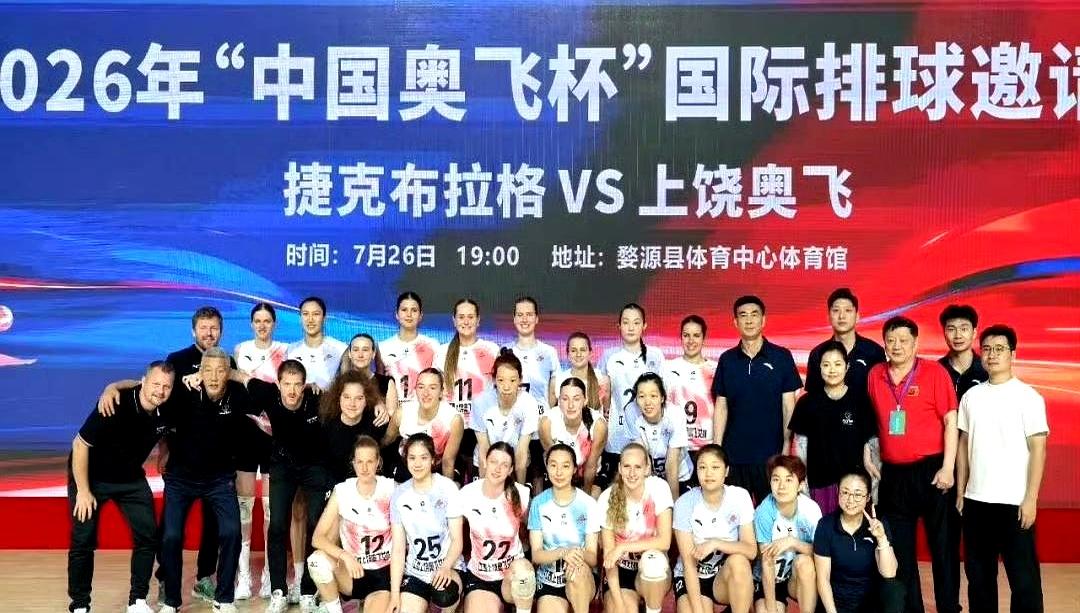 董铭霄这次去向，算是被照片彻底坐实了。前阵子还有天津球迷说，她跟着陈友泉去了江