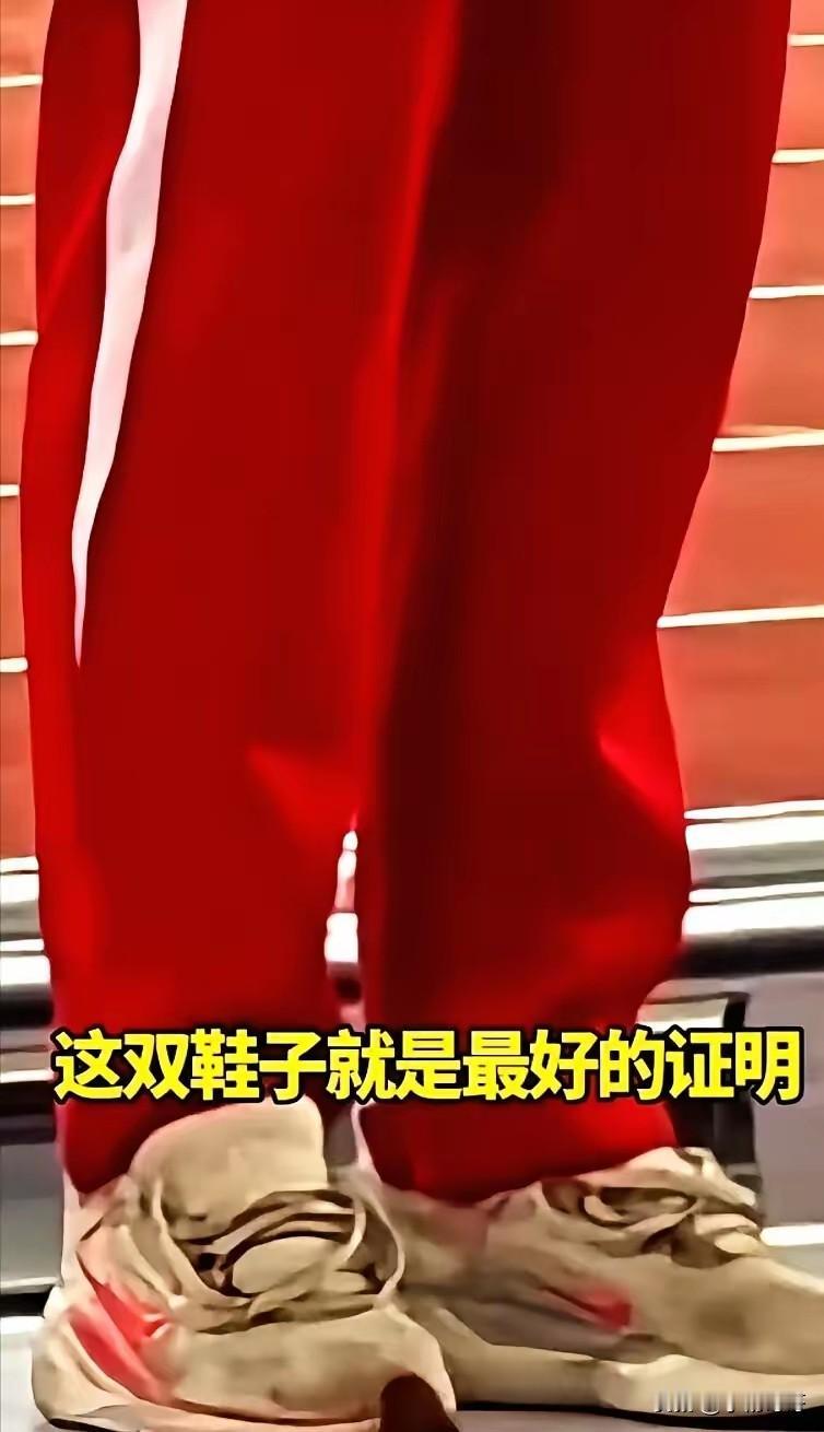 万万没想到刘景扬靠的不是热搜，不是流量，而是二十年磨一剑的沉默。她拿下的