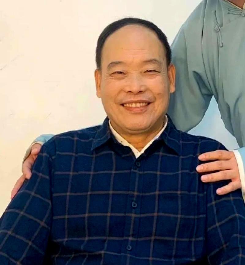 见过职场上那种天天熬夜写PPT，功劳被抢光还一声不吭的老实人吗？相声界就有这么