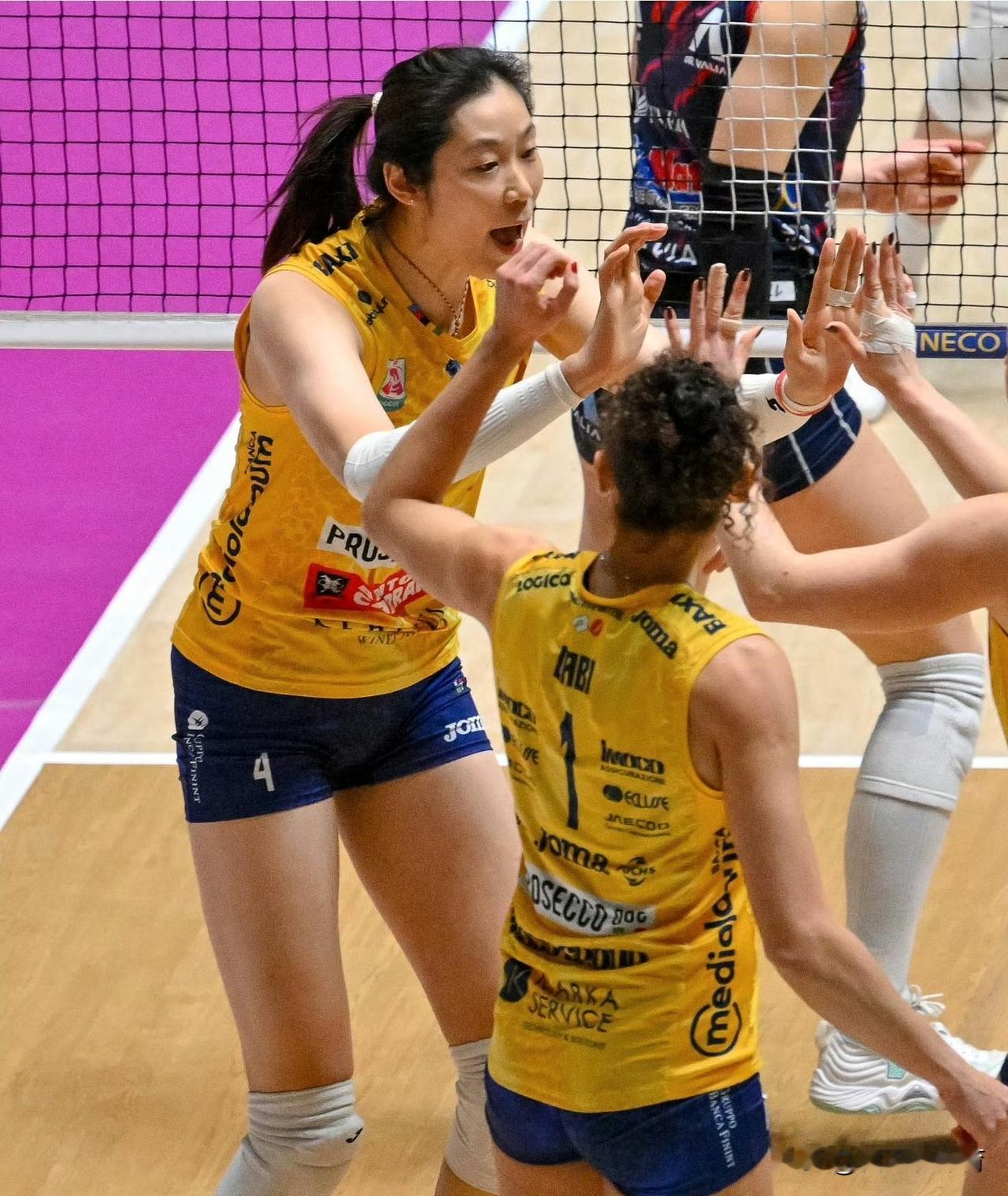 中国女排双子星主攻闪耀意甲联赛！一个是主攻组进攻效率第一，一个是一传完美率第一！